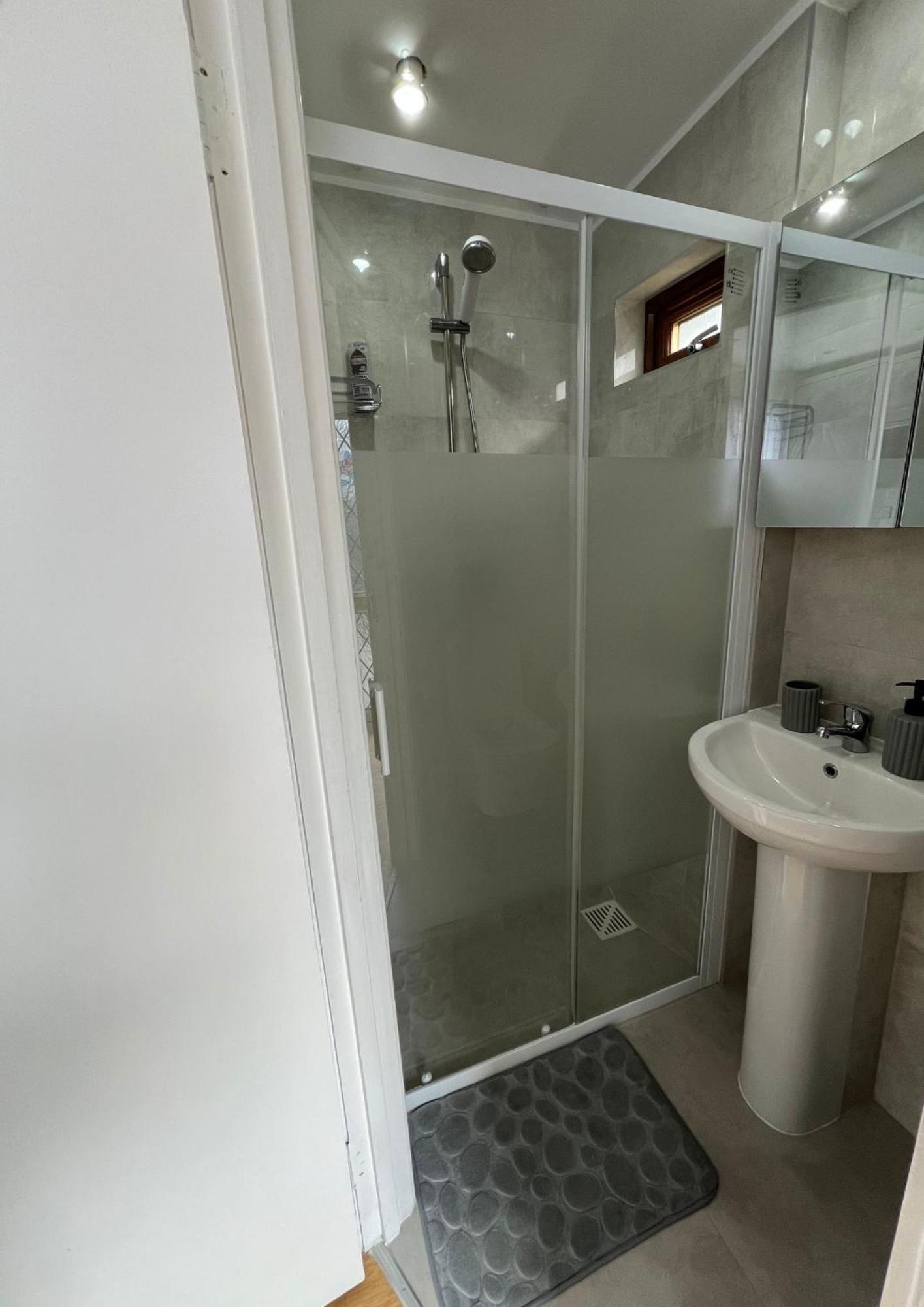 Modern Studio In Greenford, Free Wifi, Parking & Streaming Services Ealing Ngoại thất bức ảnh